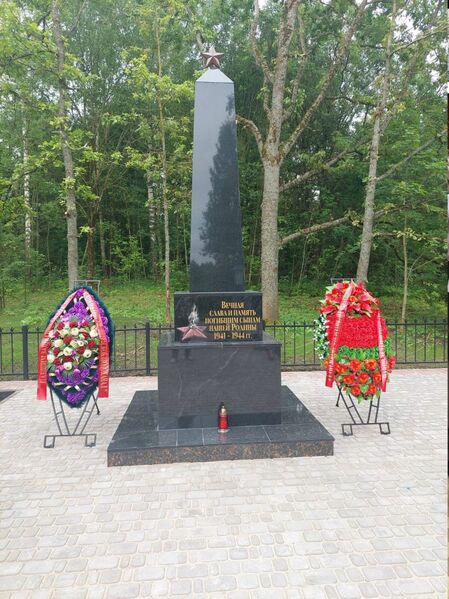 Файл:Pyshnyaki-obelisk-2025.jpg