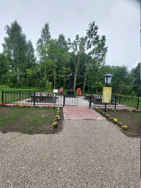 Файл:Pyshnyaki-memorial.jpg