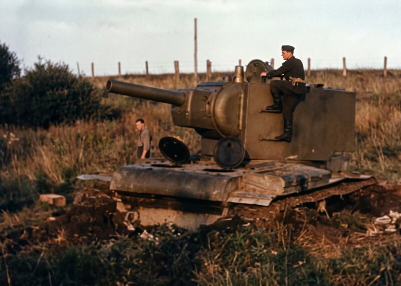 Файл:KV-2 aerodrom 1941.jpg