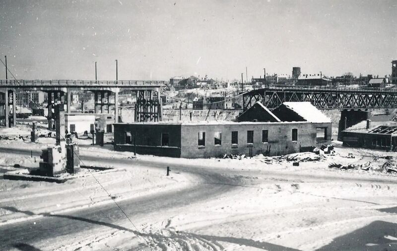 Файл:Novyj-most-1942-zima-zdanie.jpg